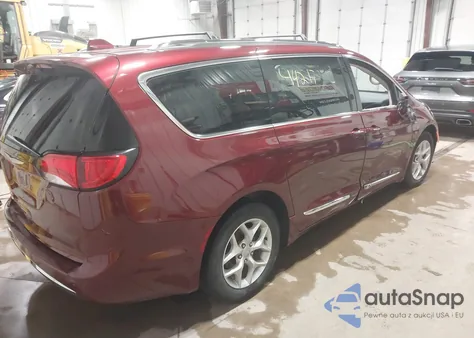 2017 Chrysler Pacifica Touring-L Plus z USA, uszkodzony, nr VIN 2C4RC1EG2HR628766